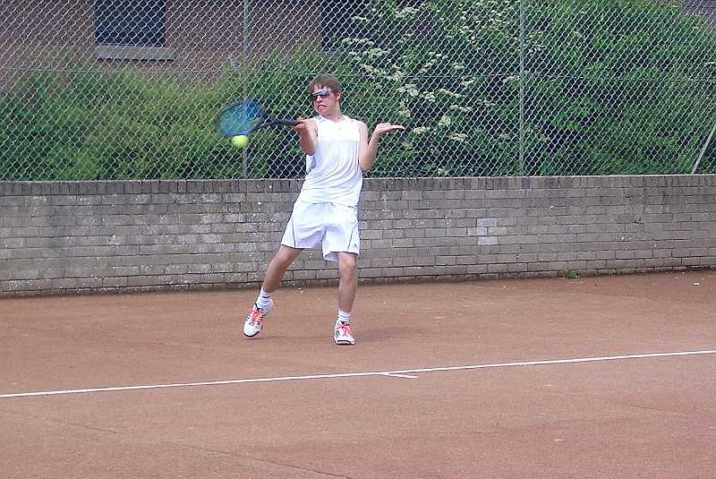 CIMG2576.JPG - Must have been a good serve from Scott!